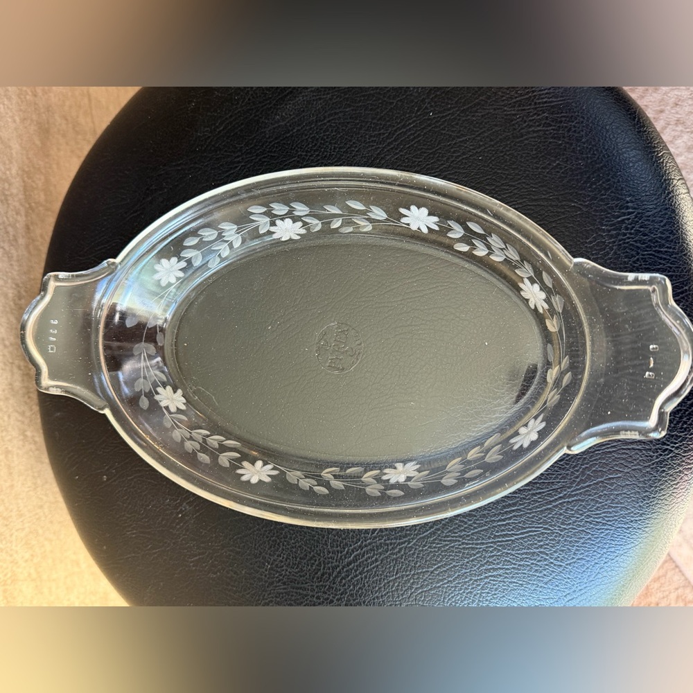 Beautiful Vintage Clear Glass Oval Pyrex Au Gratin Dish w/ Etched Floral Design - Picture 3 of 12